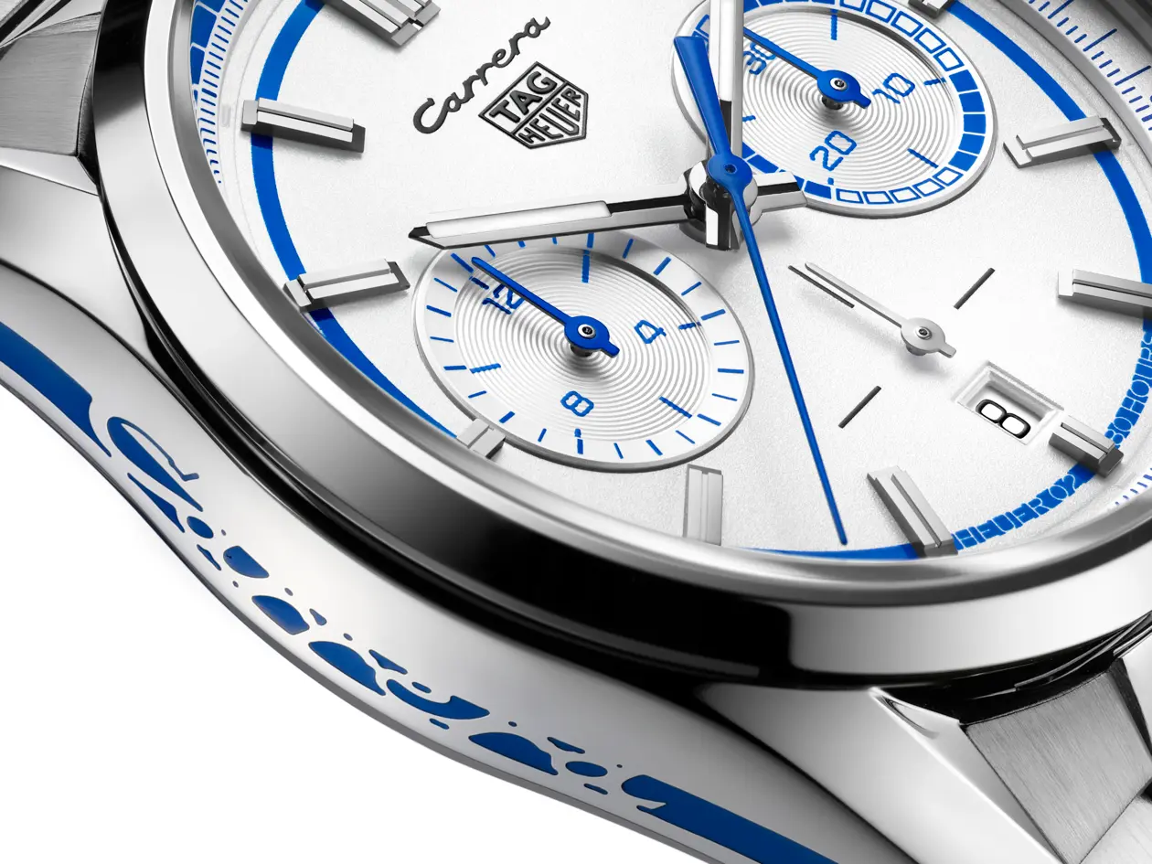 Even the emblematic Carrera on the Porsches side panel has been transferred onto the side of the watch case.