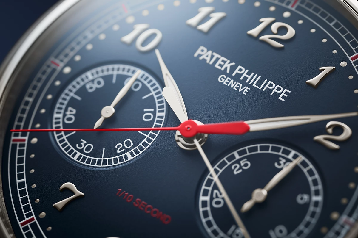 The dial display of the Ref. 5470P-001 features two central chronograph seconds hands, in order to clearly display the precise elapsed time.