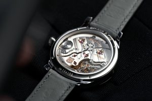The hand-wound HMC 800 manufacture calibre is housed for the very first time in a tantalum case.