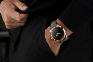 Cortina-Watch-H-Moser-Cie-1200-0411-Endeavour-Centre-Seconds-Vantablack®-wristshot