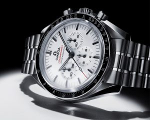 OMEGA_Speedmaster Moonwatch Professional_310.30.42.50.04.001_Cortina Watch - close up 3