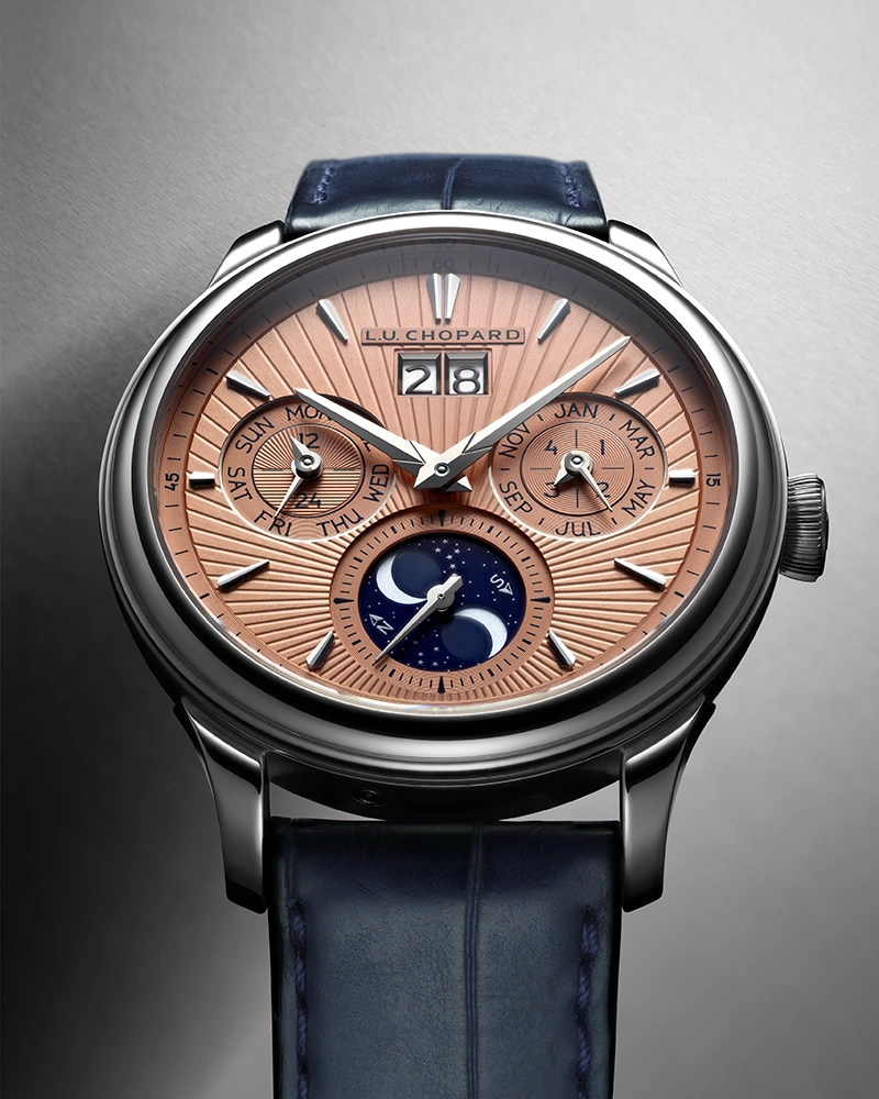 The hand-guilloché dial: a strong commitment to craftsmanship