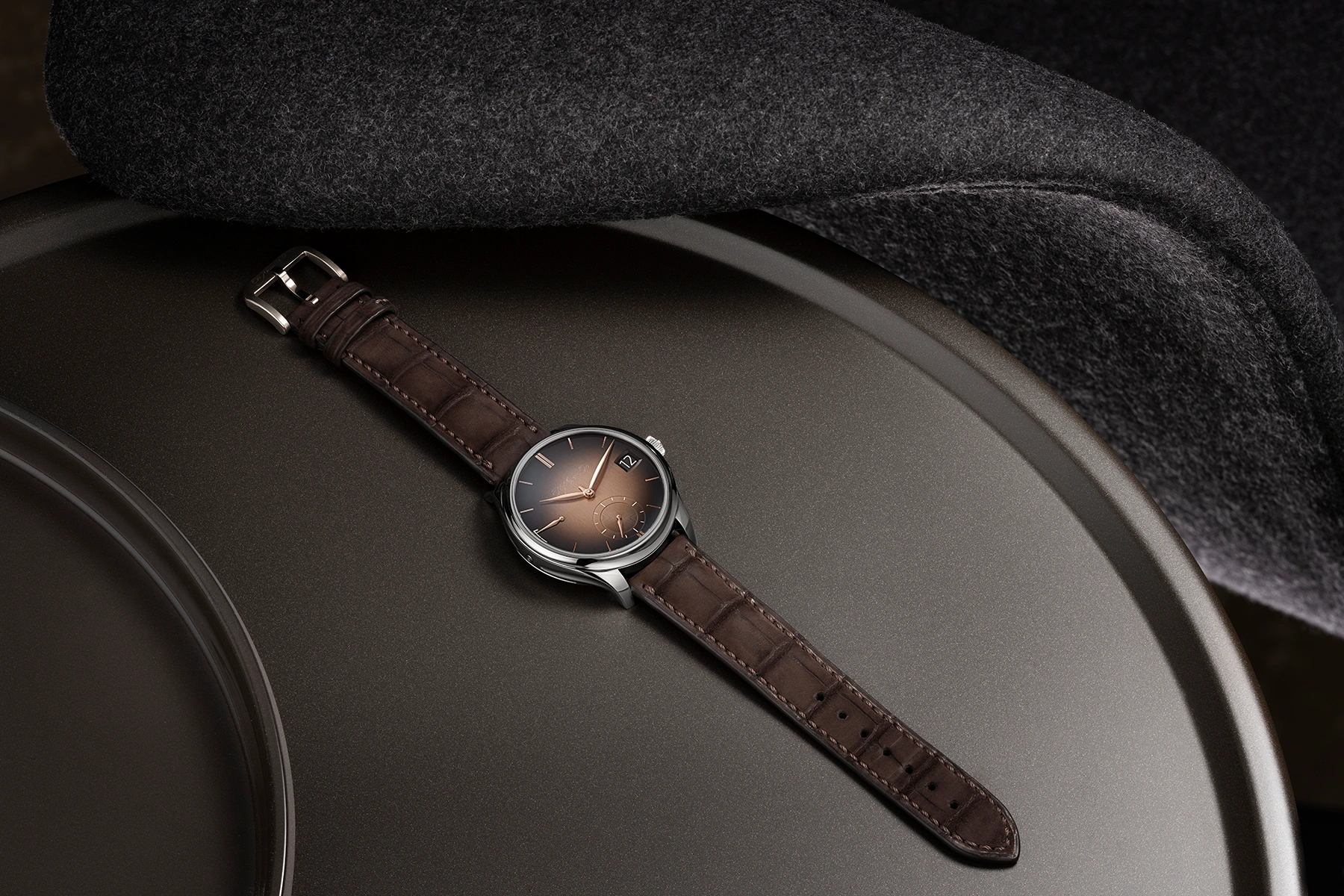 H. Moser & Cie. 亨利慕时勇创者系列万年历烟熏三文鱼色腕表：感受制表工艺的臻味之境 - Cortina Watch